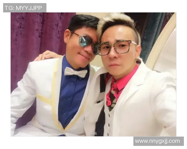 足球明星生日派对盛况空前众人齐聚为其吹蜡烛庆生